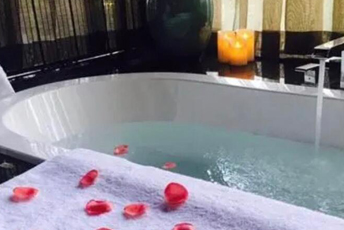 惠州水疗池中的失重冥想：当身体学会漂浮